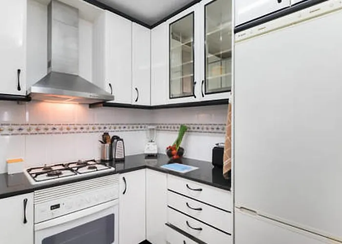 3 Bedroom With Private Garden On Location Centre 锡切斯