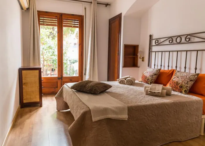 3 Bedroom With Private Garden On Location Centre 公寓 *