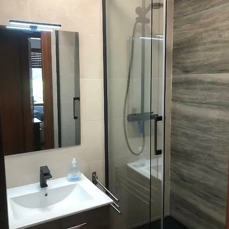 شقة 3 Bedroom With Private Garden On Location Centre *